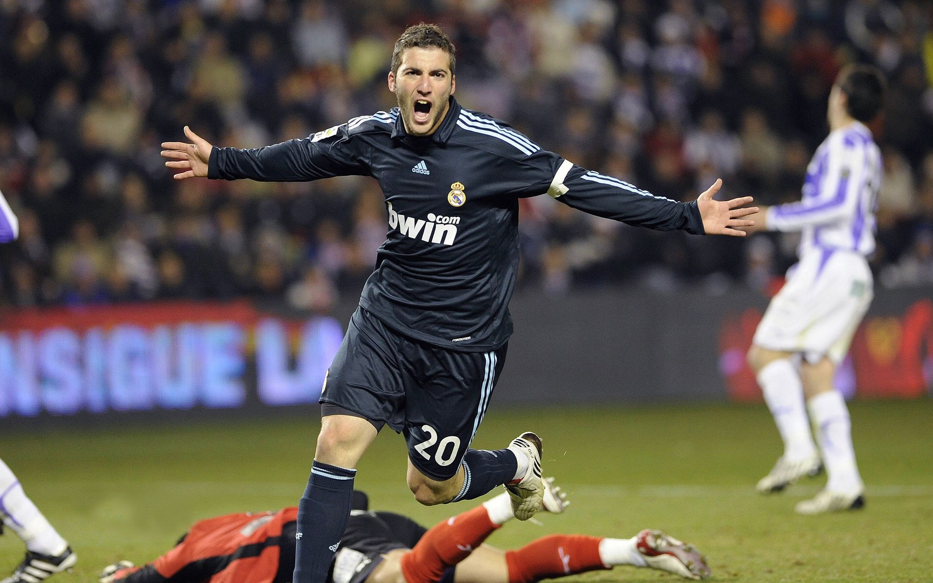 米兰体育网页版(官方}-唐纳德·高尔的持球技巧和精准传球成为袋鼠队的利器，唐纳德 古尔德