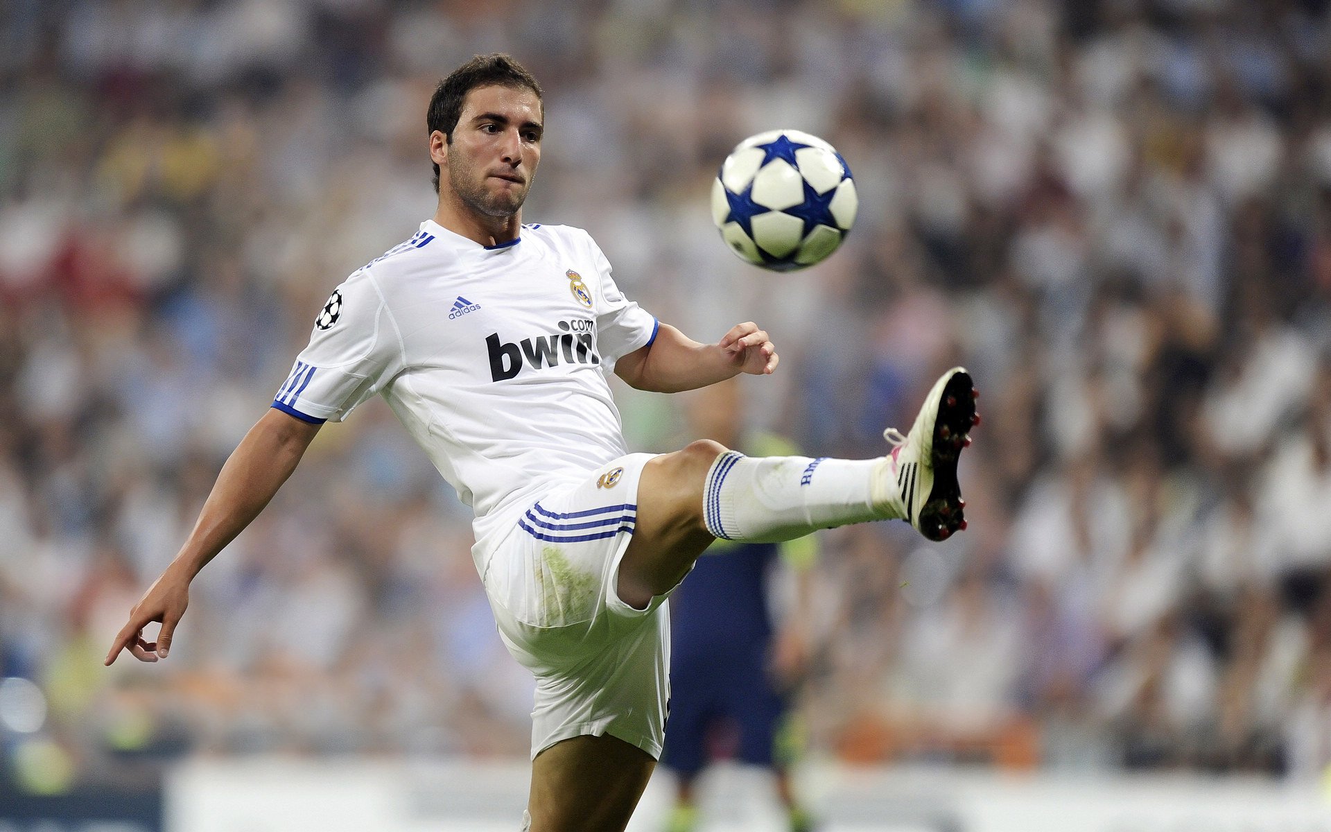 麦肯齐：凭借快速的节奏和精准的长传，他成为全黑队反击战术的核心